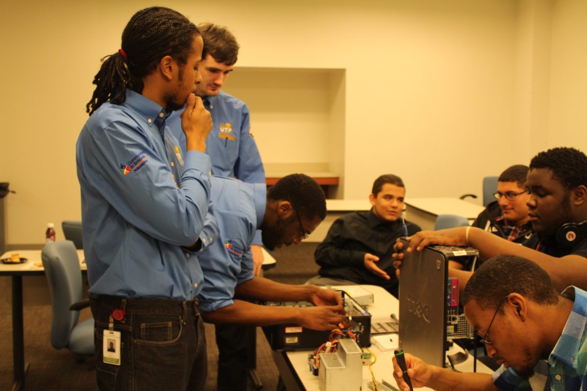Digital Service Fellows show high school students the inner workings of a CPU during the Philadelphia School District’s Tech Fair.