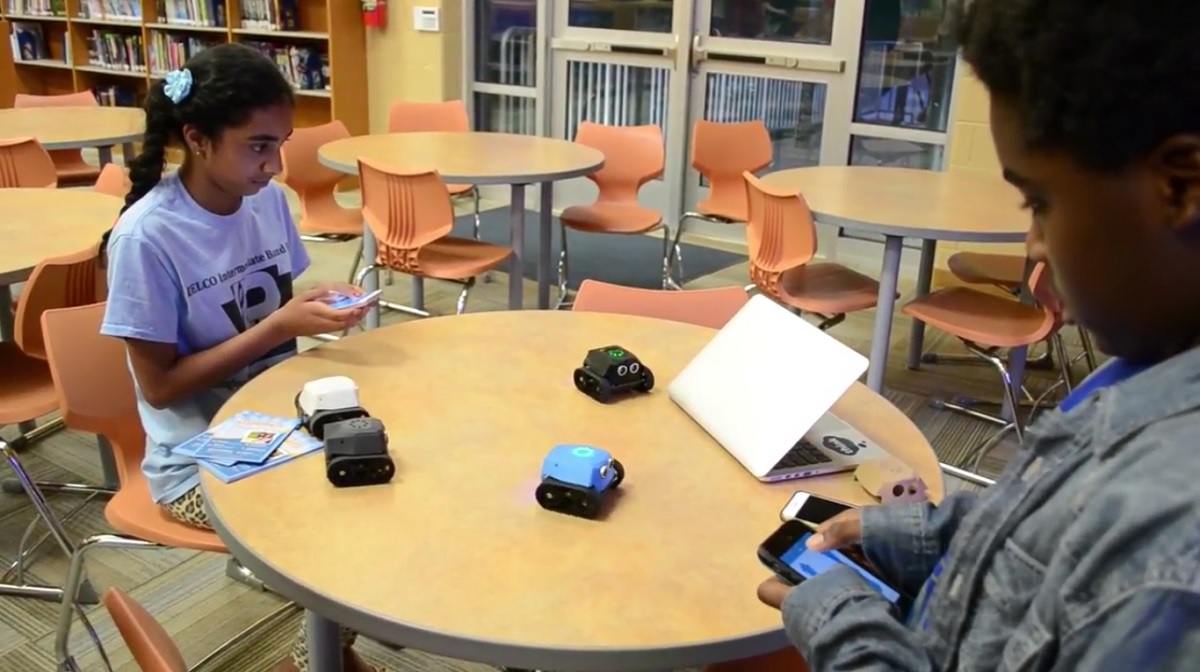 Students controlling robots through the LocoRobo mobile app.