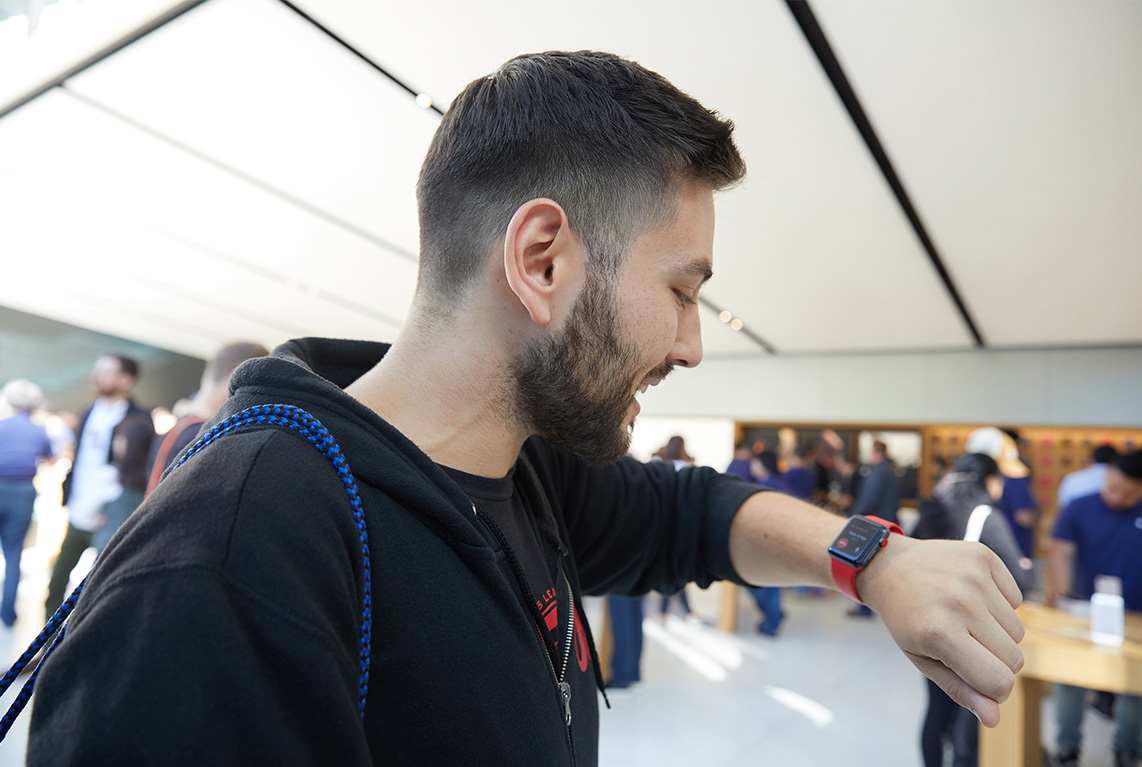 A customer uses Apple Watch Series 3 to call his mother from Apple Union Square in San Francisco.